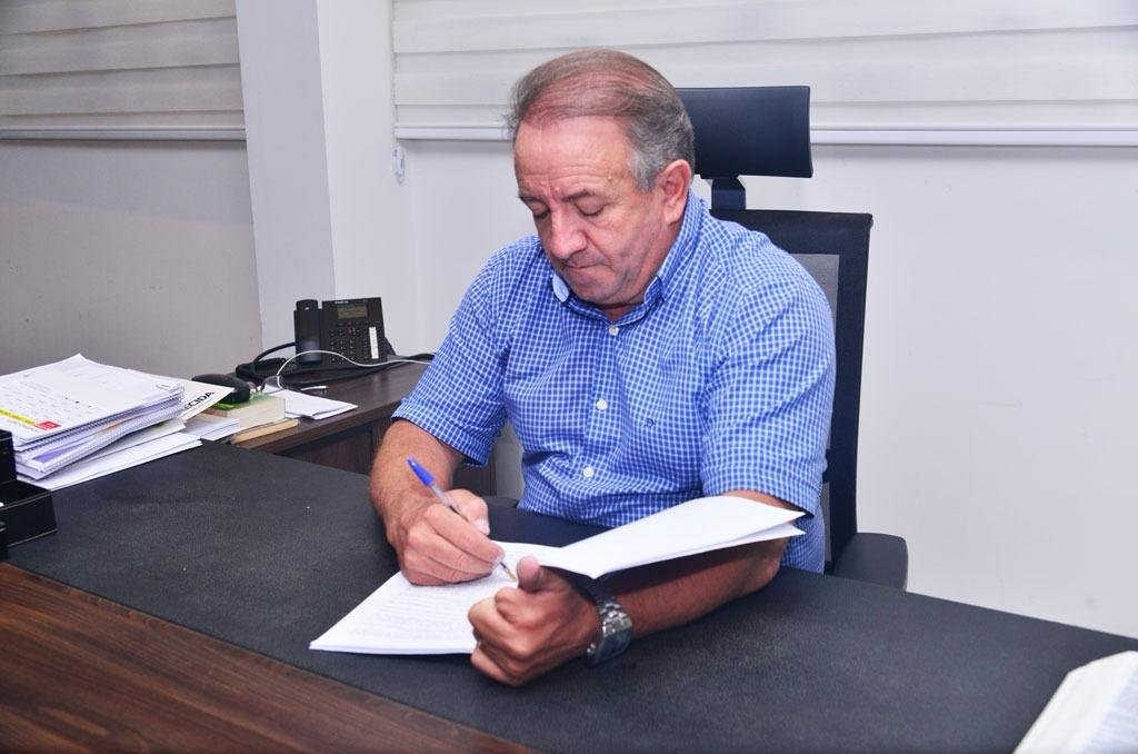Prefeito Vilmar assina decreto que regulamenta novo concurso público com mais de 1,3 mil vagas