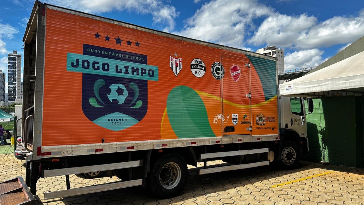 Prefeitura de Goiânia estreia campanha de conscientização sobre o descarte correto de lixo durante partida do Goianão