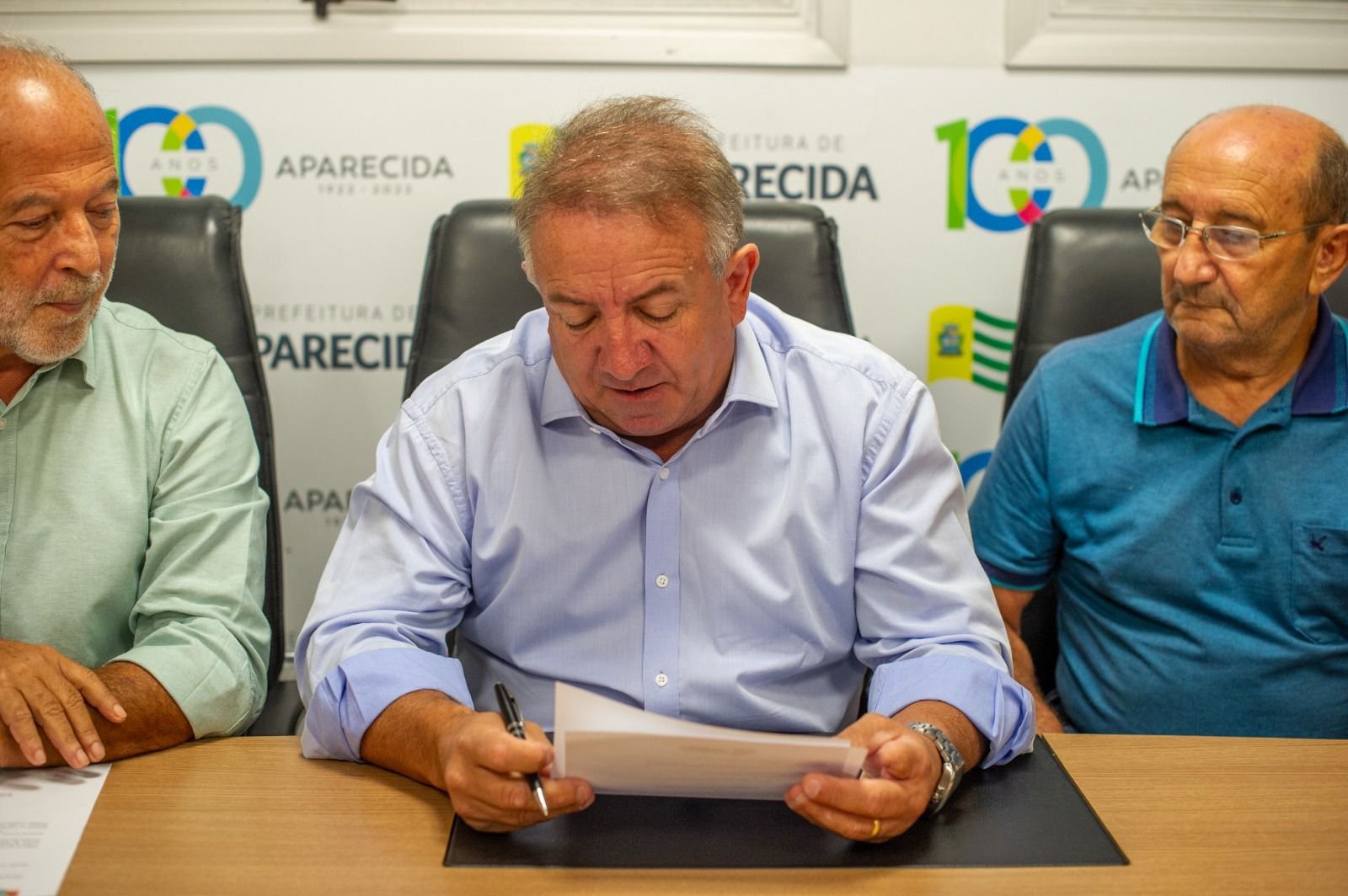 Prefeito Vilmar assina ordem de serviço e dá início a reforma do Centro Olímpico em Aparecida