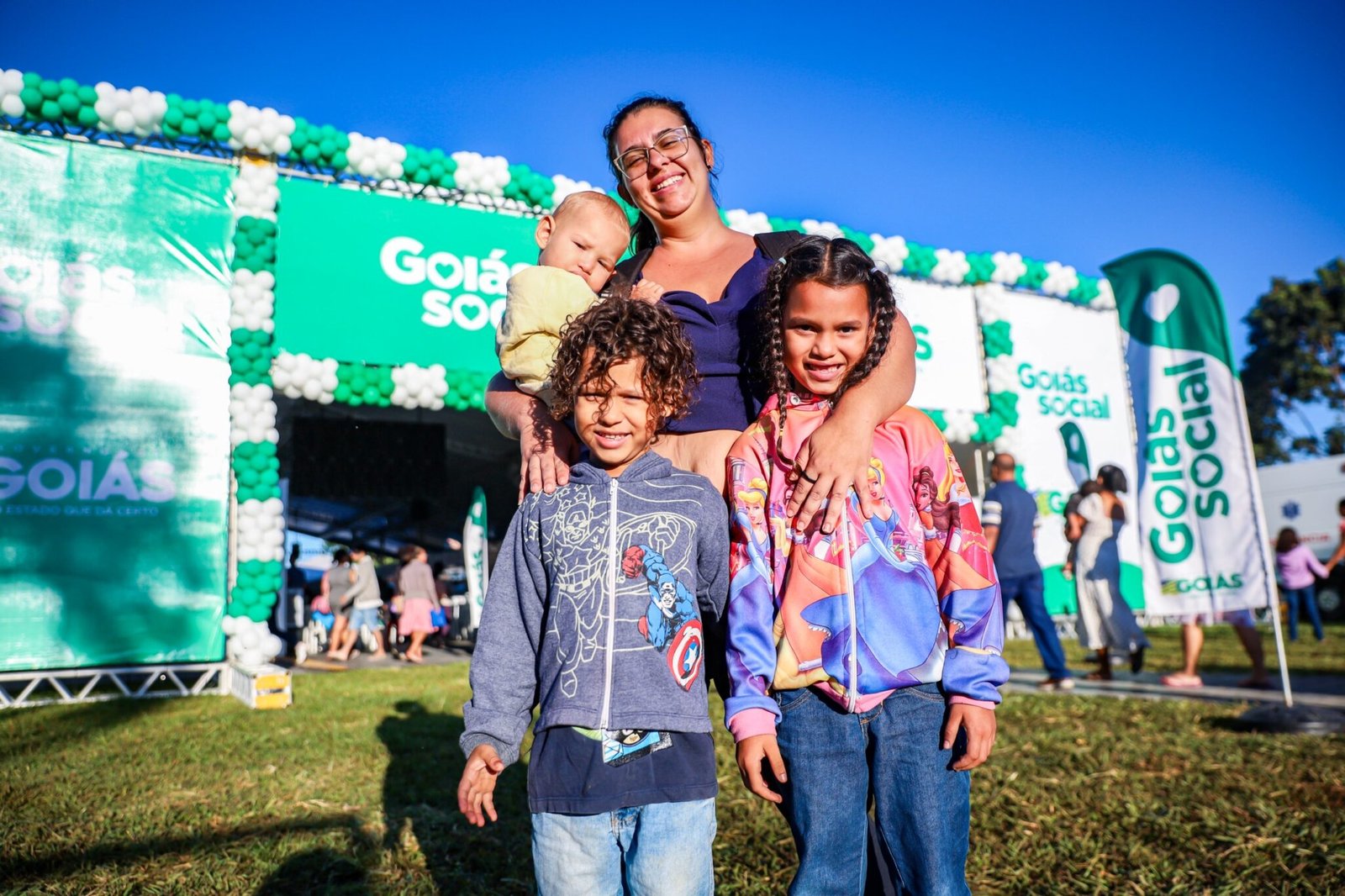 Goiás Social realiza entrega e troca de cartões dos programas Mães de Goiás e Dignidade em Goiânia